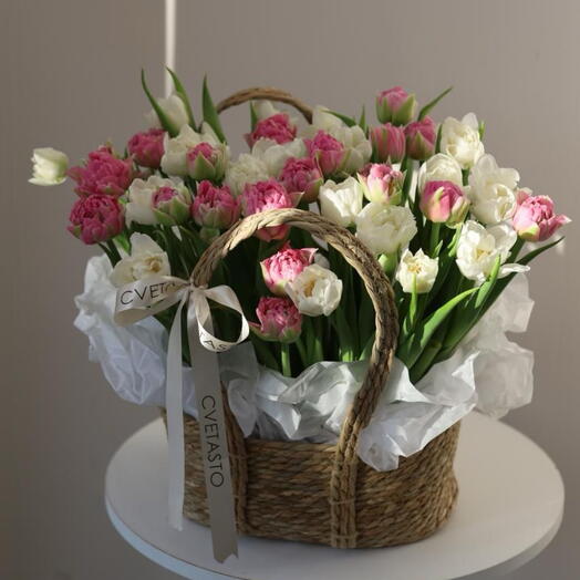 Корзина с 51 пионовидным тюльпаном