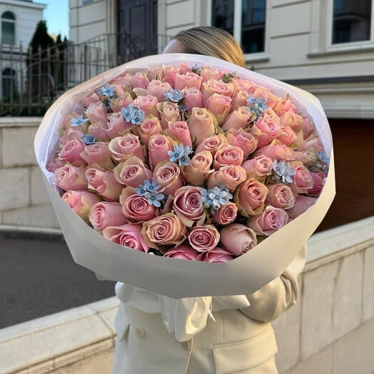 101 роза с незабудками