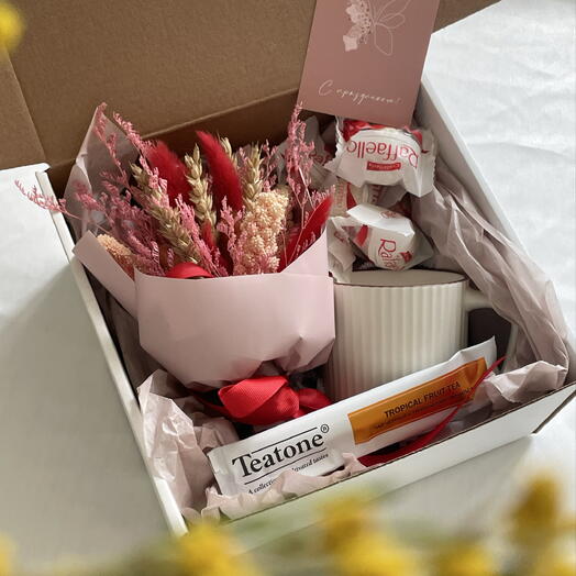 Подарочный бокс к 8 марта с сухоцветами