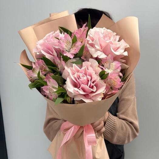 Розы с альстромериями pink