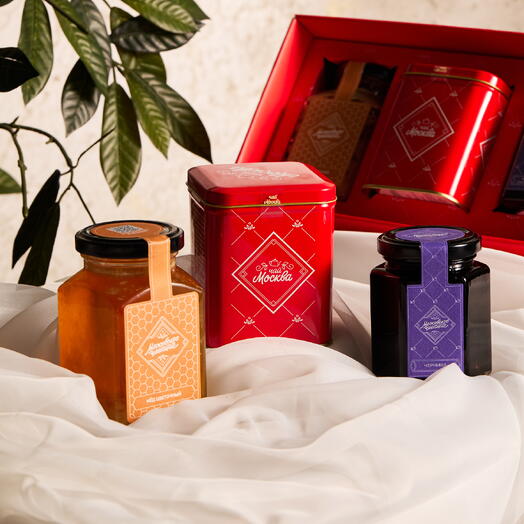 Набор чайный "Московское чаепитие" с чаем "Москва", цветочным мёдом и черничным вареньем