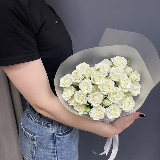 Букет из белых кустовых роз