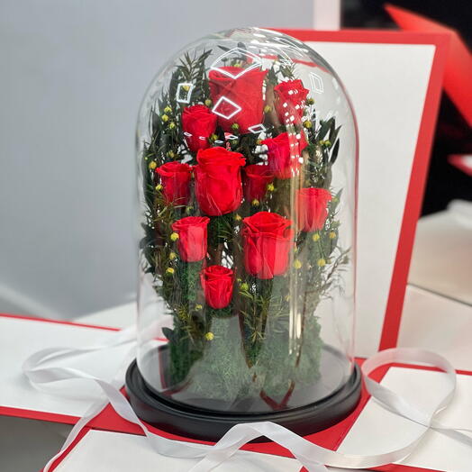 «Остров Любви» композиция из 11 красных стабилизированных роз в колбе - живет 5 лет! 32 см