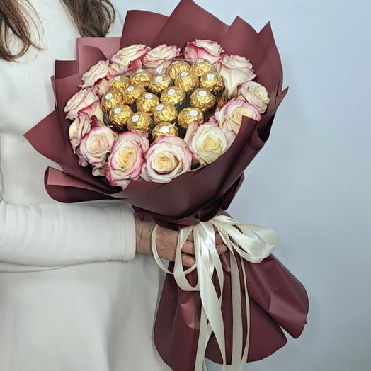 Букет роз с конфетами Ferrero Rocher,  для любимой девушке,  для коллеги