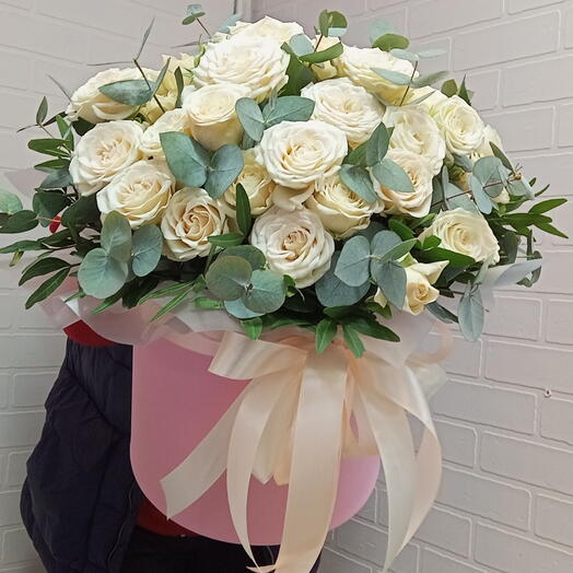 Кустовая роза в коробке, эвкалипт, пистация