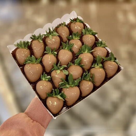 Клубника в шоколаде молочный шоколад с золотой украшения