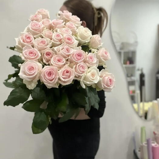 29 бело -розовых  Роз