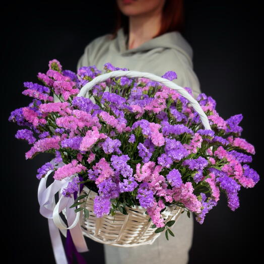 Большая корзина с яркими цветами