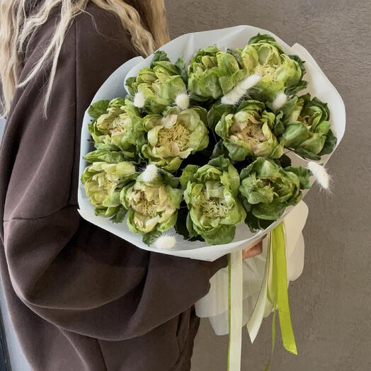 Букет из 11 экзотических роз «Veggie» с добавлением белого лагуруса