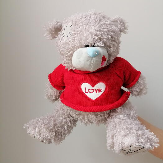 Мишка Love в красном вязаном свитере