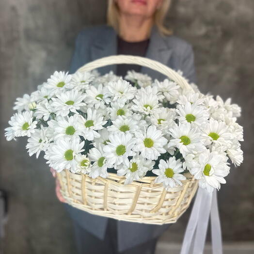 Корзина с ромашковыми хризантемами