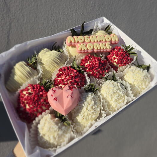 Клубника в белом шоколаде 12шт. "Любимой жопке" малина, кокос. Милый🌸