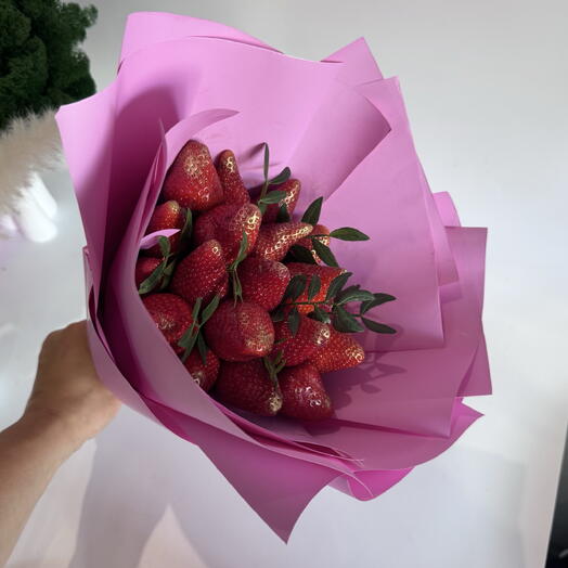 Букет из клубники в розовой упаковке