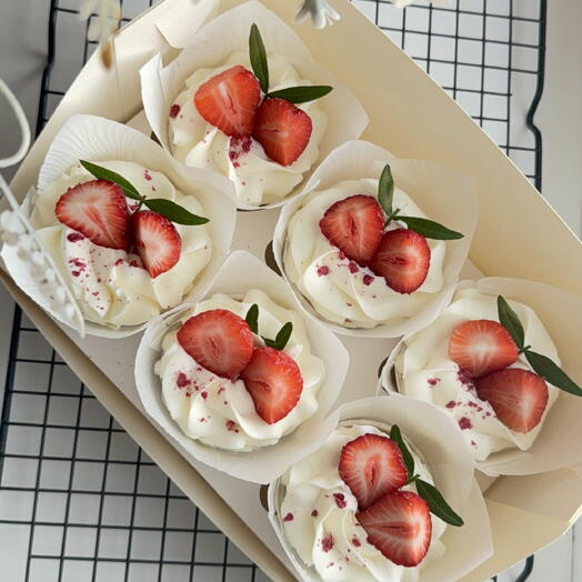 Капкейки  с клубникой 6 шт