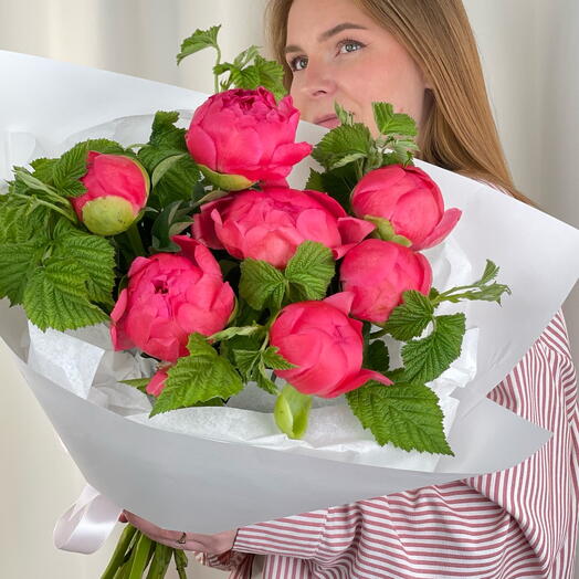🩷Те самые Пионы (меняют цвет) 7 штук с ветками свежей малины