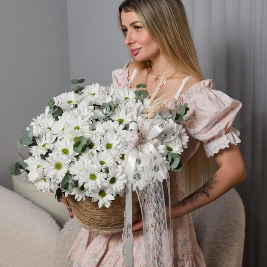Корзина с цветами из ромашки и эвкалипта 104