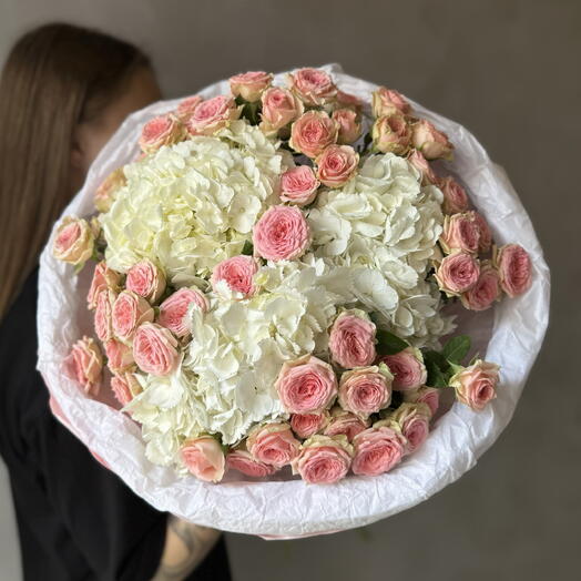 Белая гортензия + розовые кустовые розы 🌸 Пышный, нежный