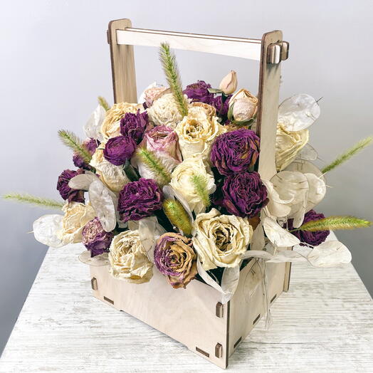 Composition of dried flowers and lunarium