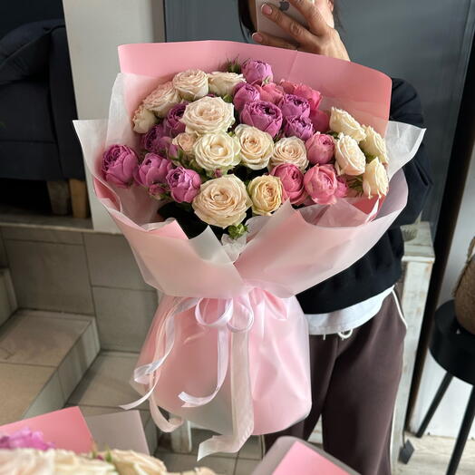 Красивый  букет из  кустовых пионовидных роз💕