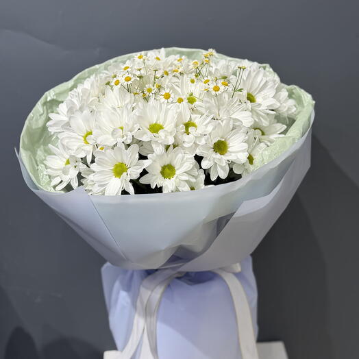 Нежный букет из кустовой хризантемы и ромашки