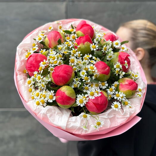 Букет «Яркость лета» с пионами и ромашкой