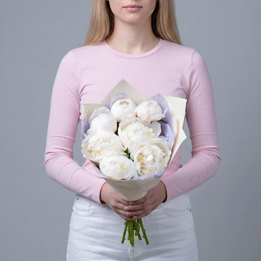 Букет из 7 кремовых пионов Bowl of Cream Premium в белой пленке