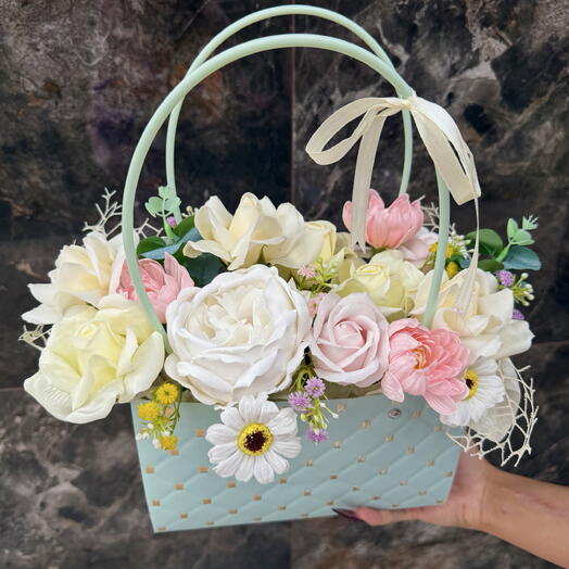 Композиция из искусственных цветов «Нежное прикосновение»