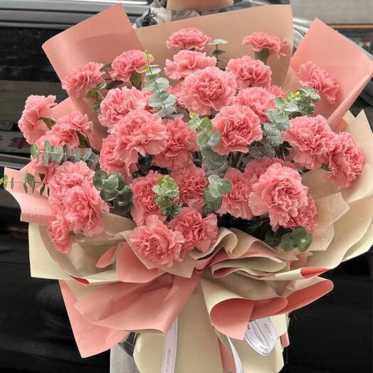 33 нежно розовых диантусов с эвкалиптом