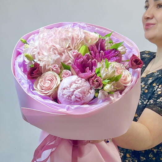 Нежный букет с пионом, розами, гортензией и лилией