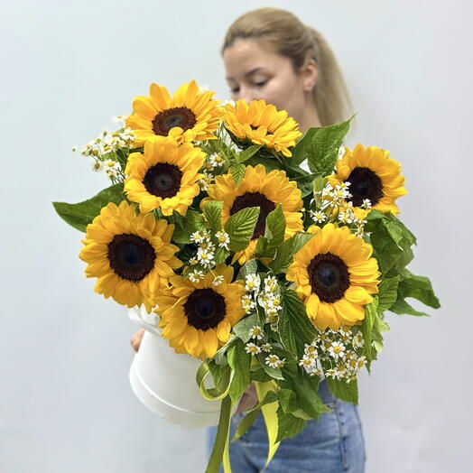 Коробка с ярким подсолнухом,малиной  и полевой  ромашкой