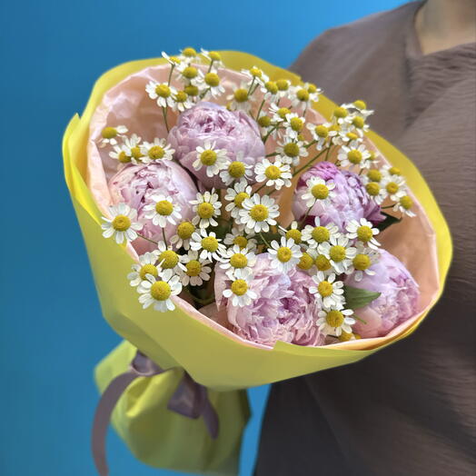 Букет-комплимент пионы и ромашки