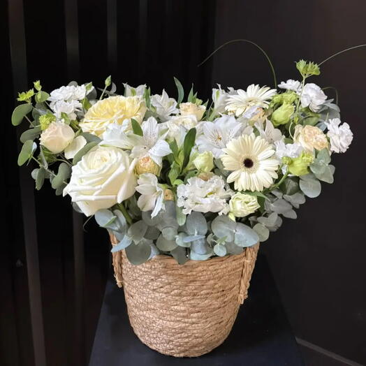 Корзина с цветами🤍🌸