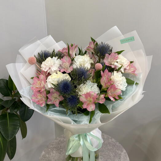 Необычный букетик с эрингиумом☺️🌸