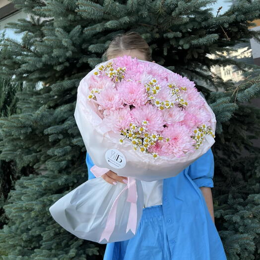 Дуо букет с хризантемами и ромашкой + подарок от Vivienne Sabo-румяна MACARON