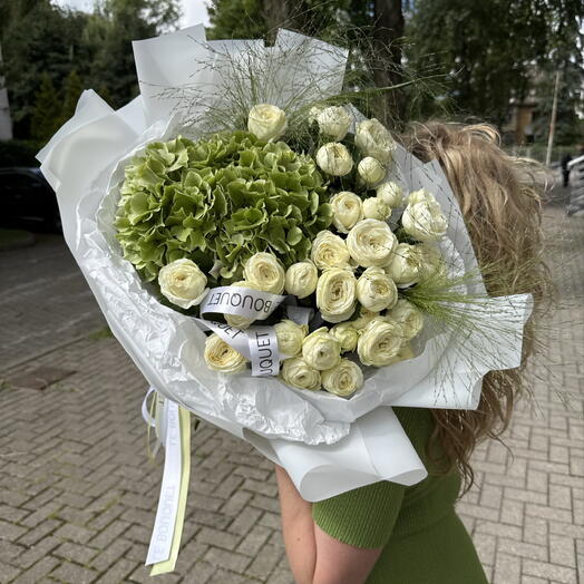 Розы кустовые, гортензия букет авторский💚
