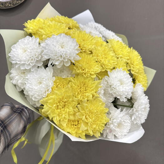 Яркие желтые хризантемы с изящными белыми