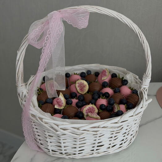 Корзина с клубникой в шоколаде