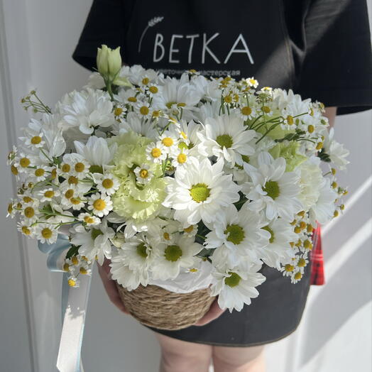 Плетённая корзина с ромашками 🤍🌼