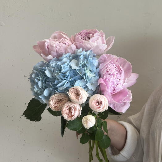 Букет с голубой гортензией, пионами и пионовидной розой кустовой 🌸