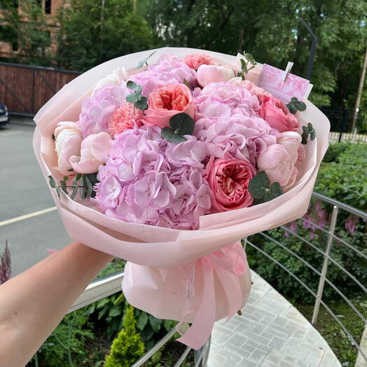 Авторский букет цветов с пионами и гортензией