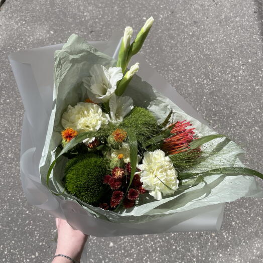 Экзотический букет с нутаном , картамусом и гладиолусом