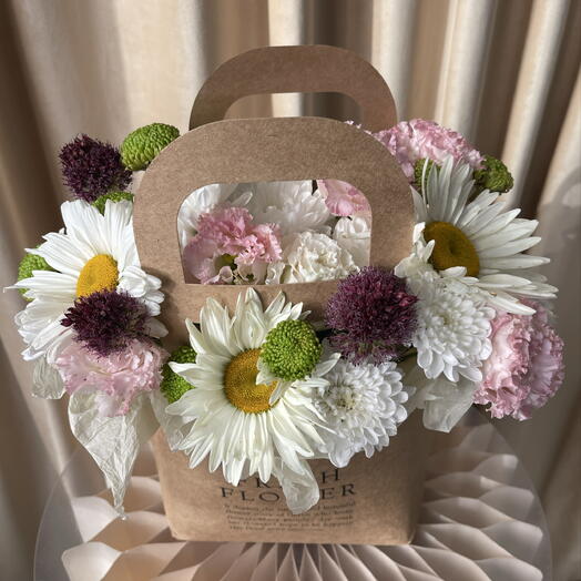 Композиция с эустомой, ромашками, хризантемой в крафтовой сумочке 🌼