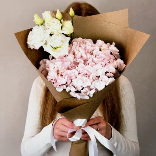 Красивый букет: розовая гортензия и эустома в крафте 🌺