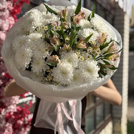 Букет с кустовыми хризантемами , альстромериями и ромашками