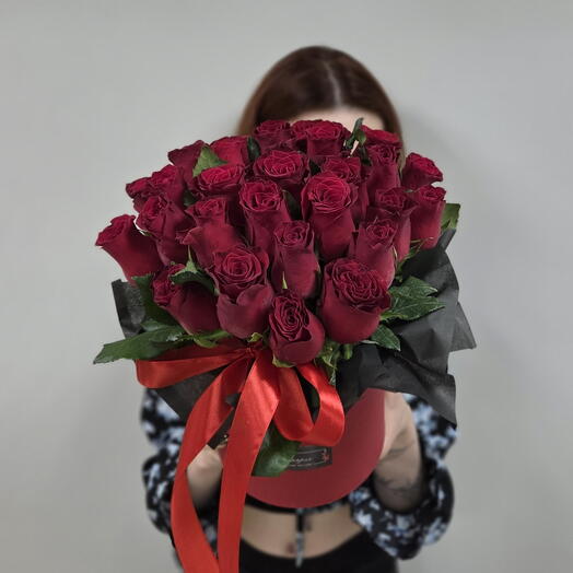 Коробка из 37 красных роз. Кенийская роза в коробке. Стильный букет в коробке. Розы бордо в коробке
