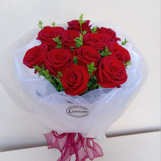 11 Holland Roses bouquet