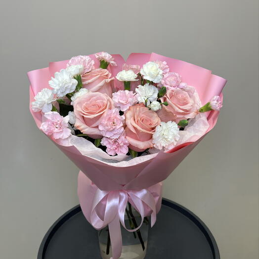 Нежные розы с кустовыми диантусами🌸