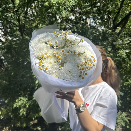 Букет «Солнечное настроение» из кустовых хризантем и ароматных матрикарией 🌸🌞