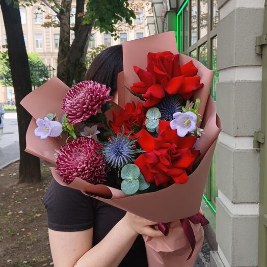 Букет из французской розы, одноголовой хризантемы и кампанулы