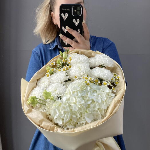 Летний нежный букет из сезонных цветов ( гортензия ромашки хризантема лизиантус)